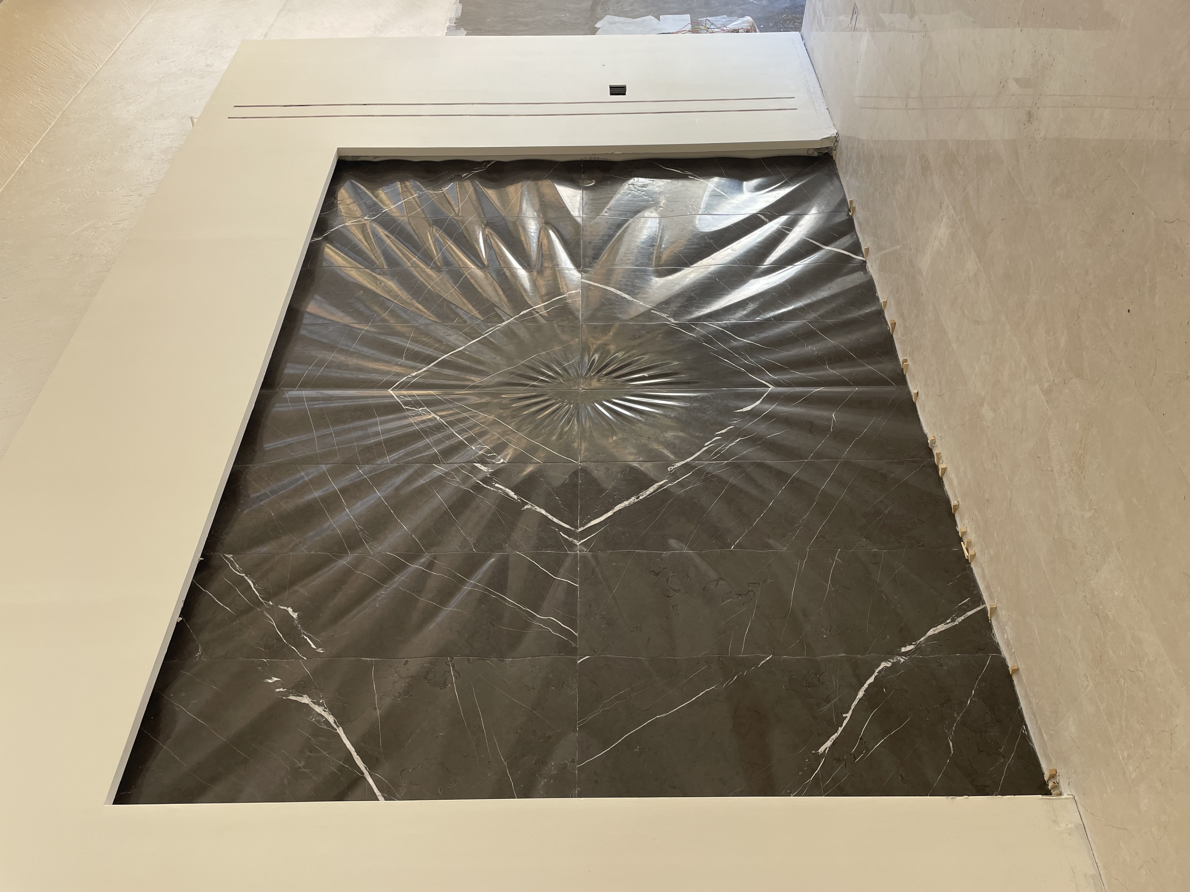 Radial Dark Marble Feature Wall by MarbleVeins.