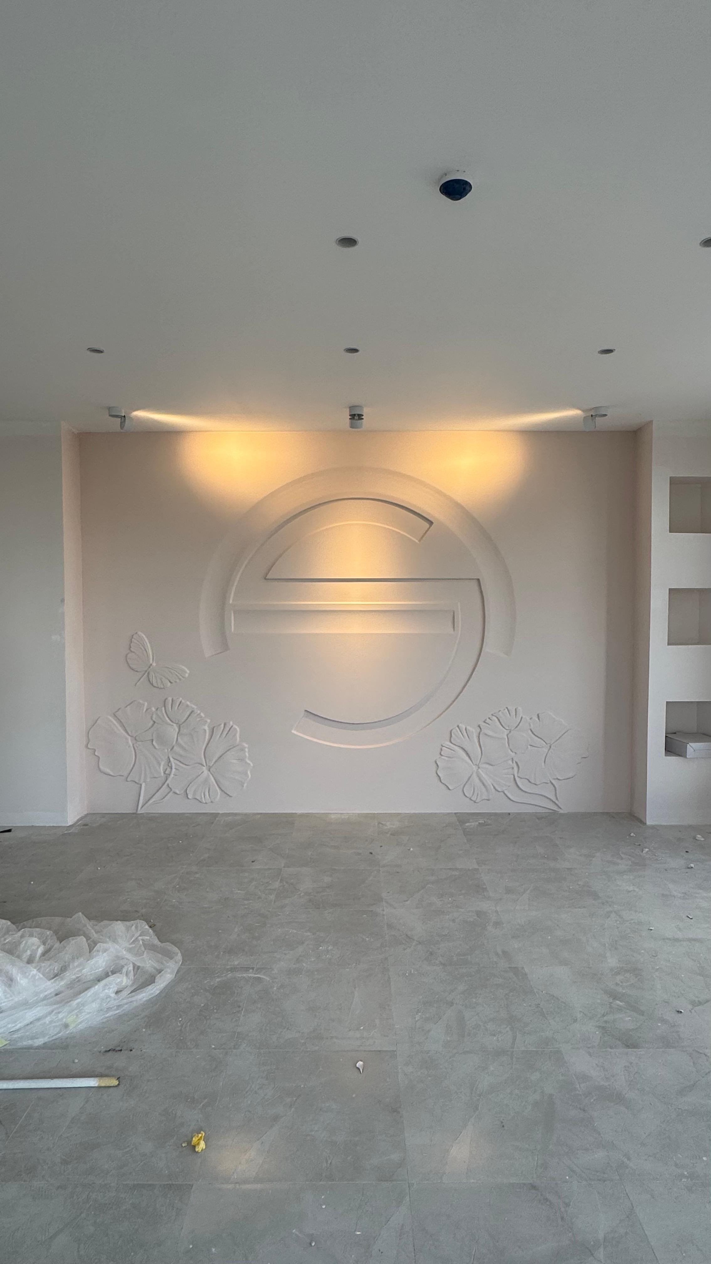 Minimal Circular Bas-Relief Wall by MarbleVeins.